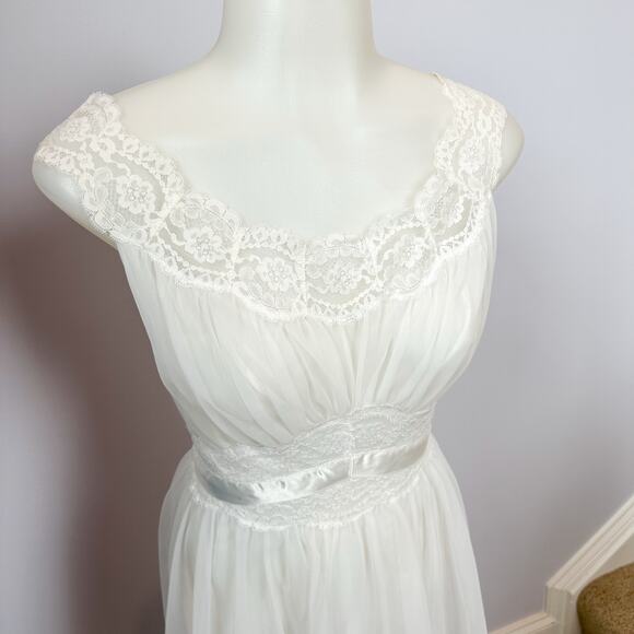 Vintage Vanity Fair White Ruffle Lace Bridal Robe & Slip Nightgown Set – XS (30) - Picture 6 of 14